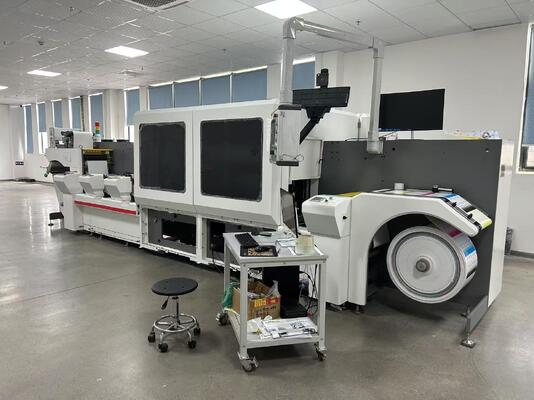 Máy in kỹ thuật số hai mặt in đơn màu có công nghệ mực sắc tố dựa trên nước được thiết kế để in các giải pháp in